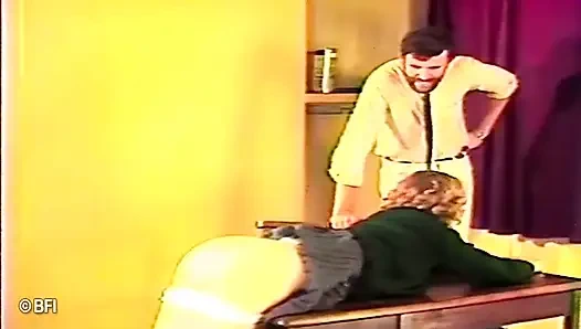 Zavallı genç ateşli kız sınıfta götüne şaplak atıyor