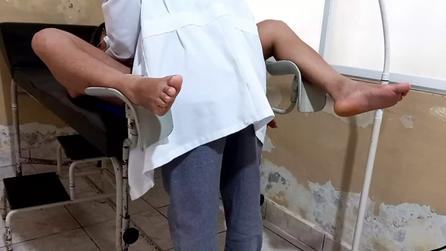 Ev yapımı porno, doktor hastasını rutin muayenede kontrol eder ve düzülmeye hazır büyük bir vajina görür