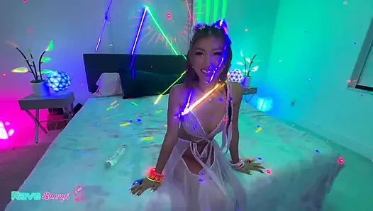 Rave-Ready Clara Trinity uwodzi DJ i jedzie jego gruby kutas!