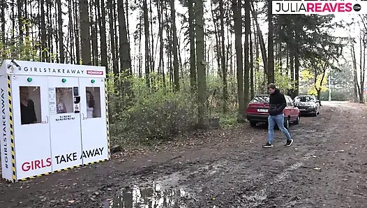 Sarışın vahşi doğada sert bir sikiş için eğiliyor