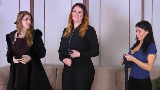 Üç lezbiyen oturma odasında striptiz külotlu çorap oyunu oynuyor