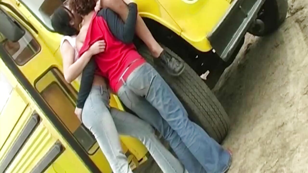 Esmer ve kızıl saçlı sarı kamyonda yarağı paylaşıyor