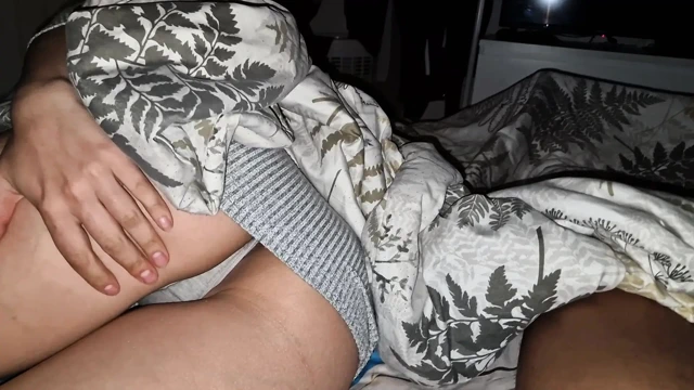 Üvey kız kardeşim odasının kapısını kapatmayı unuttu, beni yanında mastürbasyon yaparken yakalıyor ve tepkisine şaşırdım