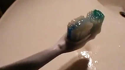 Cum üzerinde ona diş fırçası