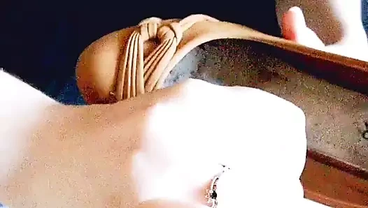 handjob kız ve boşalmak içinde topuklu