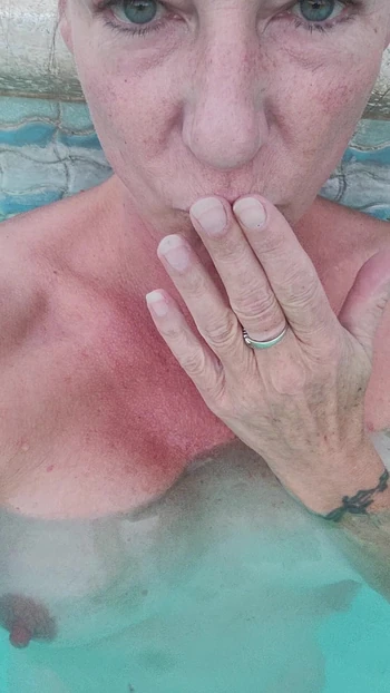 Я просто обожаю купаться обнаженной!