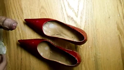 Çorap kullanarak kırmızı stuart weitzman pompaları üzerinde Cum