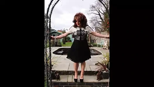 Rüzgar Sindy'nin eteğini kaldırıyor