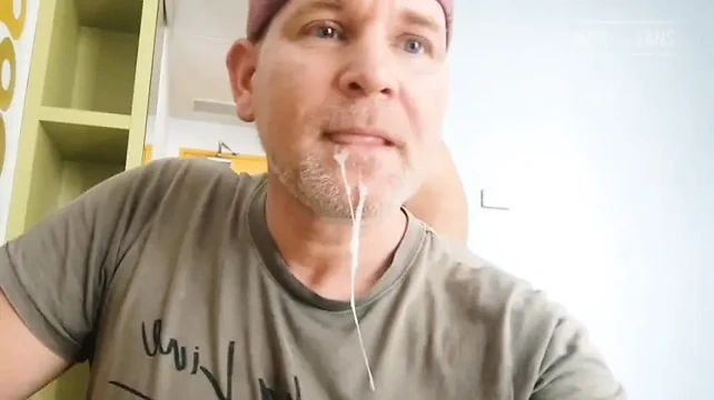 Bay Guru emiliyor. Vücut geliştirmeci arkadaş boşalma