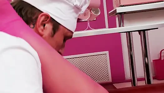 Ateşli ve azgın koyu saçlı sürtük götüne sert bir yarak alıyor