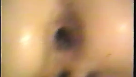 Mi mujer se mete un dildo en el fondo de su culo