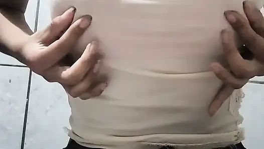 Kırmızı iç çamaşırlı sevimli kadın her şeyi gösteriyor ve kendine dokunuyor