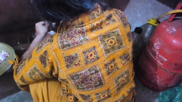 Viral Bangladeşli yemek pişirirken seksi video