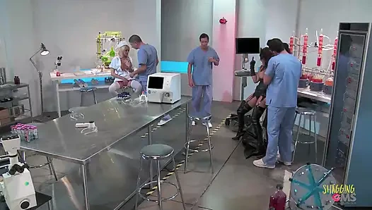 Bir grup orta yaşlı seksi kadın kıyafetlerini çıkarıyor ve grup sekste sikiliyor