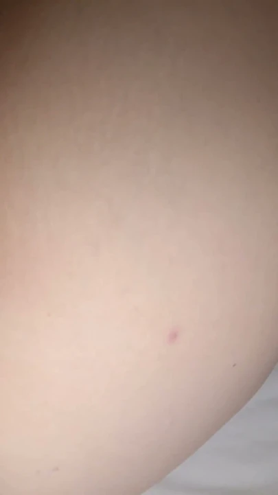 Bu amatör orta yaşlı seksi kadın büyük amının içindeki yarakları seviyor. Tam bir sürtük gibi inliyor.