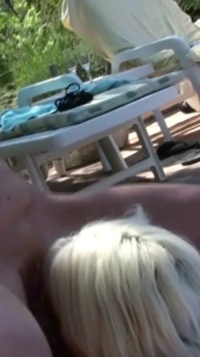 Незабываемый момент из "Немецкая зрелая соблазняет молодого паренька потрахаться у бассейна в отпуске"