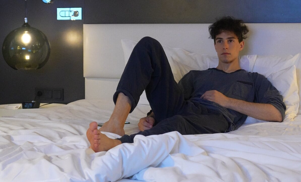 Twink otel odasında tek başına