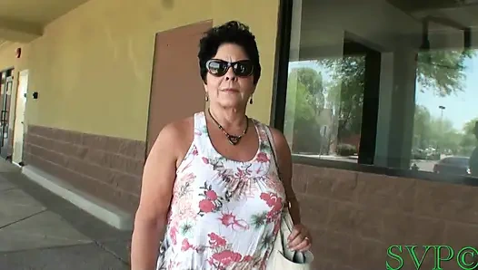 Genç erkek avcısı iri güzel kadın sigara içiyor ve pozlar atıyor