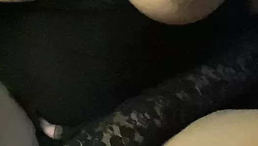 Hintli kız seks oyuncağıyla oynuyor