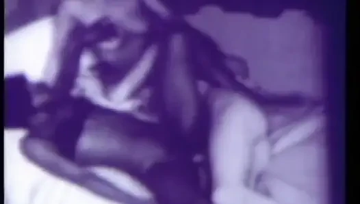 Azgın siyah beyaz orta yaşlı seksi kadın ve takma yarak dildo ile klasik üçlü grup seks (ses yok ama müzik)