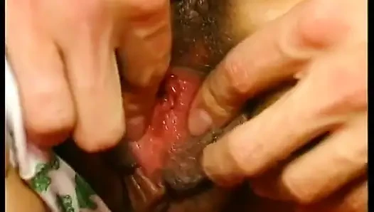 İç çamaşırlı siyah saçlı genç kaltak amcığını parçalıyor