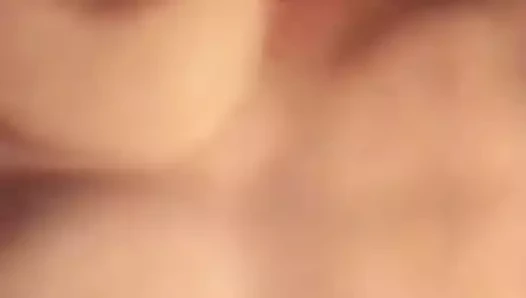 Göğüsleri sallıyor