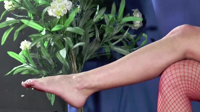 Seksi kırmızı iç çamaşırlı dövmeli büyük götlü olgun oyuncu seçmelerinde tıraşlı amına yarak alıyor