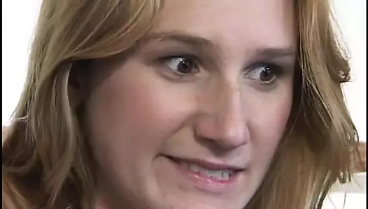 Damızlık seksi sarışının amını ıslatır, bu yüzden ona hardcore binebilir