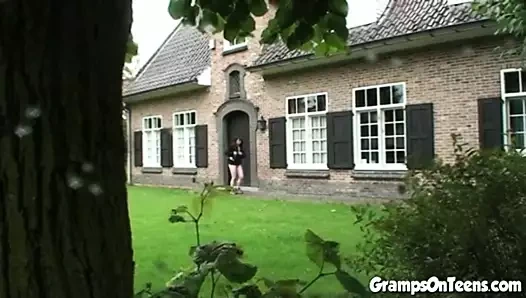 Genç sürtük emiyor sonra yaşlı adamı sikiyor