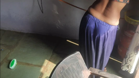 Minyon bluzlu üvey kız kardeş evi temizliyor ve üvey erkek kardeşinden kurtulmak için ısrar ediyor