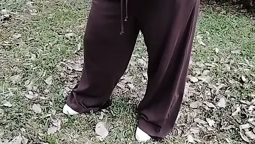 Üvey annem şeffaf bir tişörtle yürüyor.