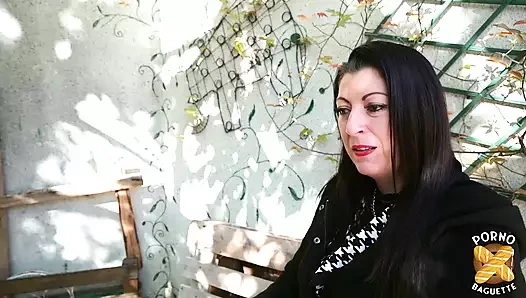 Güzel bir esmer olan Yvanna sikişmeyi seviyor