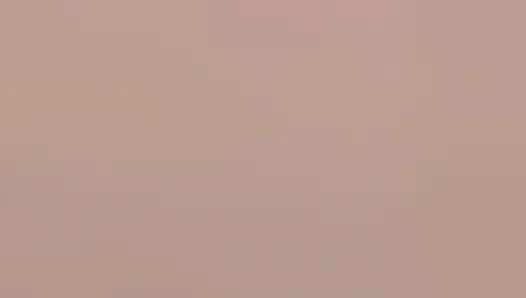 Büyük götlü kız arkadaş klitoristen zevk aldığında yumuşak hareket ediyor