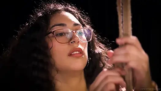 Baskın hatun Mari Cherry bağlı itaatkar onu yüksek sesle inletiyor
