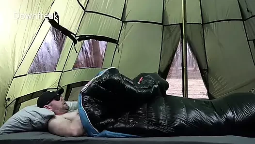 Ben boşalana kadar kamp çadırımda uyku tulumunda sikişiyorum