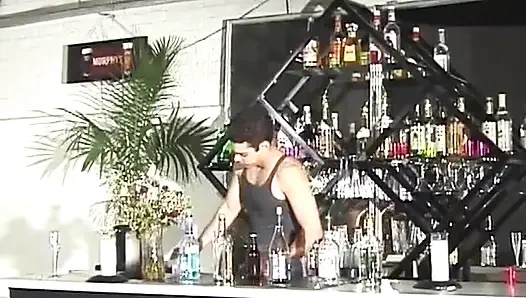 Barmen uzun saçlı zenci adamla götten sikişiyor