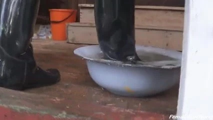 Lastik çizmelerde salıncak