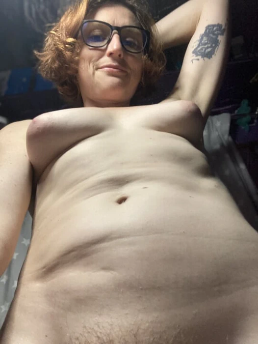 Çıplak dans, eşsiz seksi orta yaşlı seksi kadın Rachel Wriggler tigger gibi zıplayarak ev işlerini eğlenceli hale getiriyor