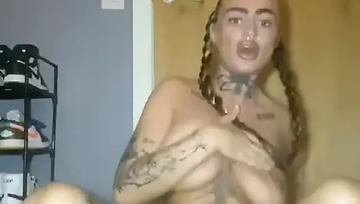 Azgın İskoç gotik boşalana kadar küçük götünü parmaklıyor