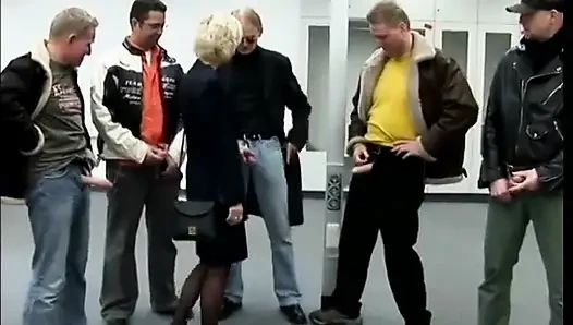 Une blonde mature vêtue de bas se fait pénétrer par tous les trous
