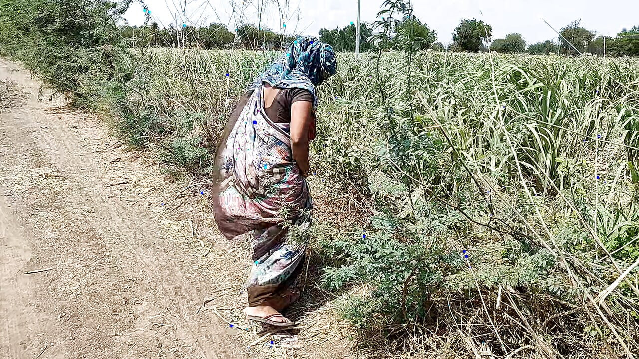 Komal was weeping in the sugarcane field, the owner secretly came and caught and fucked the house.