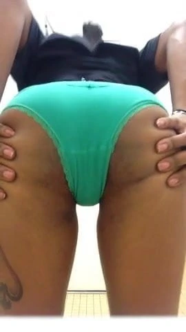 Çapa gösterisi. onun tek varlığı twerk.