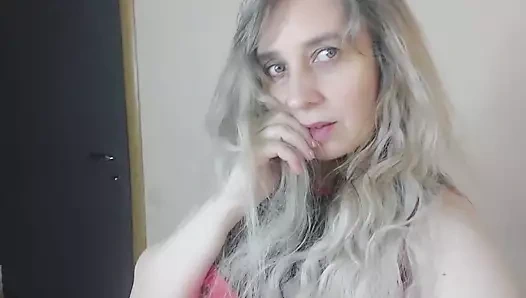 Kırmızılı orta yaşlı seksi kadın külotta amcık parmaklarıyla oynuyor