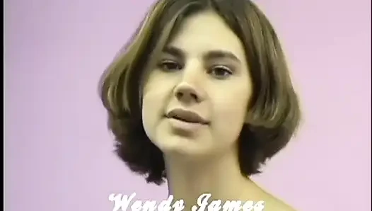 Wendy James dildo emiyor ve sonra amını sert sikiyor