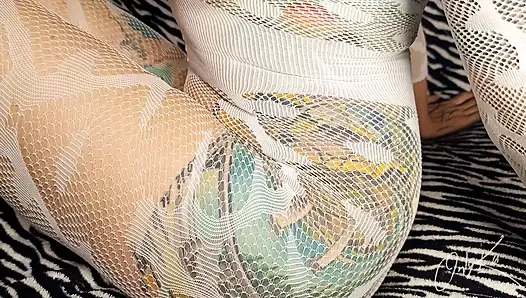 Orgazm oyuncaklarıyla yatakta muhteşem ku, fışkırtma, yumruk sokma ve 30 cm dildo.