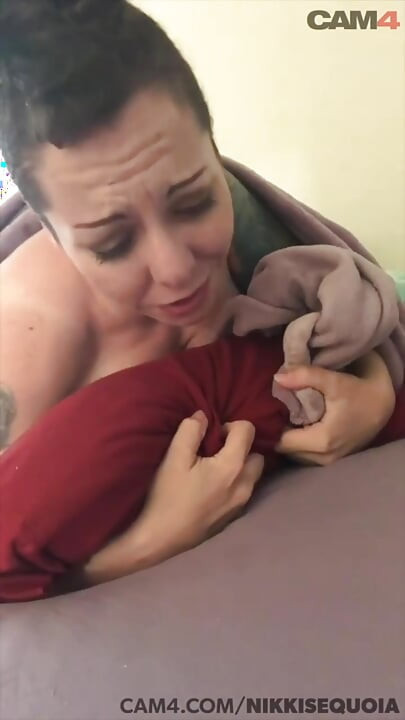 Amatör orta yaşlı seksi kadın web kamerası izleyicisi için kameraya işiyor