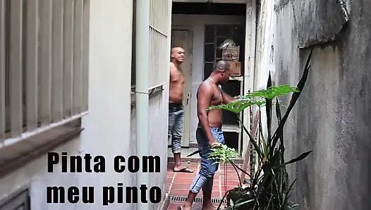 Boyacılar fırçayı bırakıp evin hanımına fırçayı uzatıyor