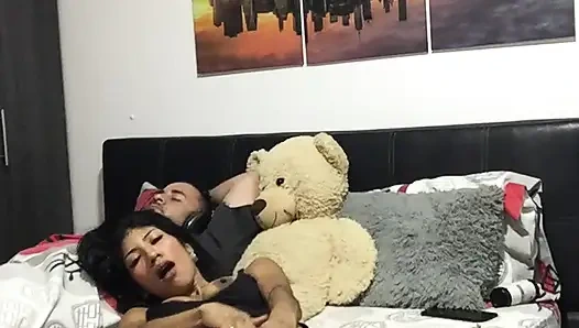 Büyük egzotik bir kız büyük amcığını ovuyor.