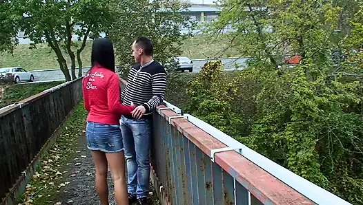 Siyah saçlı genç kız amını dölle dolduruyor