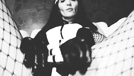 Ayak fetişi dominatrix ateşli siyah ve beyaz yüksek topuklu tanrıça esmer orta yaşlı seksi kadın egemenliği bdsm sapıklık